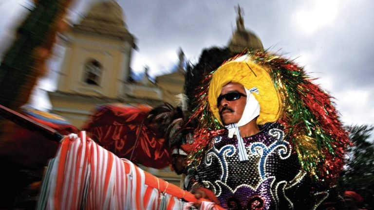 A alma colorida do Maracatu de baque solto A alma colorida do Maracatu de baque solto
