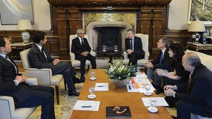 hermanos: Abilio Diniz (no centro à esq.) encontra-se com o presidente argentino Mauricio Macri, em maio deste ano, e anuncia investimentos de US$ 292 milhões