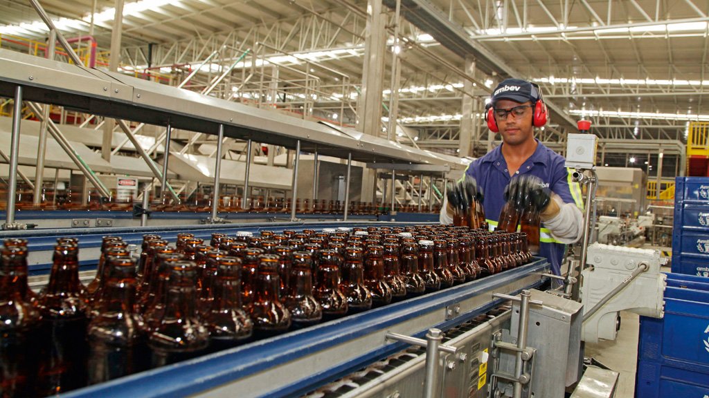 sem refresco: em anos como 2015 e 2016, com inflação alta e renda apertada, o consumidor escolhe sua bebida pelo preço. A Ambev decidiu apostar nas garrafas retornáveis para atender essa necessidade, numa demonstração de agilidade da gestão para não perder vendas