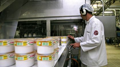 no mercado: de soja, para o consumo interno, a Coamo industrializa óleos e margarinas (acima). Já a exportação de produtos, incluindo in natura , deve ser de 4,2 milhões de toneladas