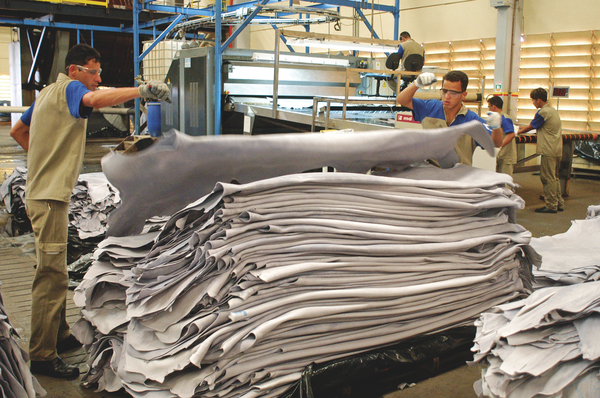 Couros do Brasil têm a expectativa de gerar US$ 10 milhões em negócios em Milão Couros do Brasil têm a expectativa de gerar US$ 10 milhões em negócios em Milão