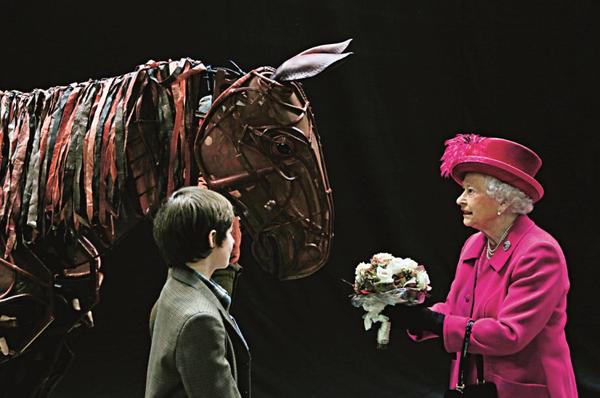 Presença global: A rainha Elizabeth II, no palco do New london Theatre, após assistir à peça war horse no dia 22 de outubro claudio gatti