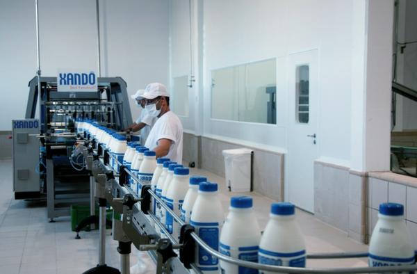 Do leite ao suco: no laticínio, a produção de leite tipo A é de 20 milhões de litros por ano, enquanto no suco integral é de 5,5 milhões de litros. Mas, para ambos, a previsão é de crescimento nos próximos anos. FOTOS: Arquivo Xandô