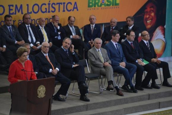 Dilma diz que concessões marcam "virada de página" para retomar crescimento Dilma diz que concessões marcam "virada de página" para retomar crescimento