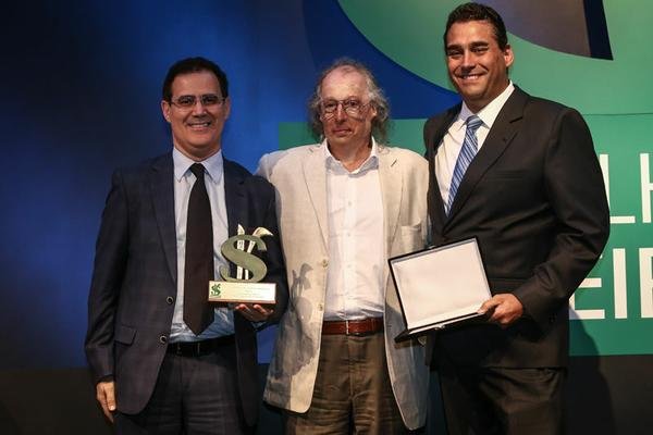 Phibro Saúde Animal ganha dois troféus no prêmio AS MELHORES DA DINHEIRO RURAL 2015 Phibro Saúde Animal ganha dois troféus no prêmio AS MELHORES DA DINHEIRO RURAL 2015