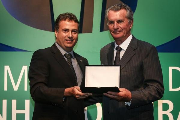 Agropecuária Caty é a campeã nos destaques de pecuária do prêmio AS MELHORES DA DINHEIRO RURAL 2015 Agropecuária Caty é a campeã nos destaques de pecuária do prêmio AS MELHORES DA DINHEIRO RURAL 2015