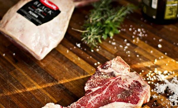 Mesa posta para o banquete Mesa posta para o banquete