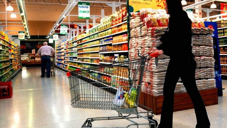 Instituições financeiras reduzem projeção de crescimento da economia Instituições financeiras reduzem projeção de crescimento da economia