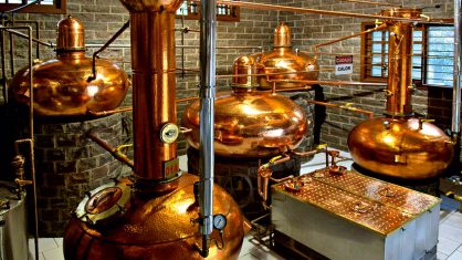 produção: destiladores da Weber Haus, por onde passa o caldo da cana. Após o processo, ele pode ir para os barris 