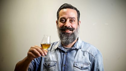 especialista: o gosto pelo destilado tornou Maurício Maia um cachacier, nome da profissão de degustador da bebida 