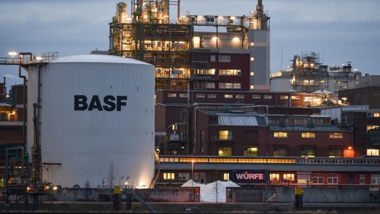 Lucro líquido da Basf cai 77% e atinge US$ 395 milhões no 4º trimestre Lucro líquido da Basf cai 77% e atinge US$ 395 milhões no 4º trimestre