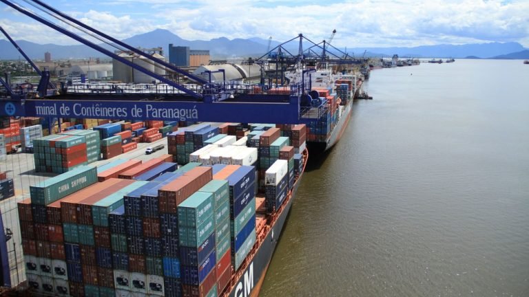 Portos do Paraná movimentam mais de US$ 14 bilhões no 1º semestre Portos do Paraná movimentam mais de US$ 14 bilhões no 1º semestre