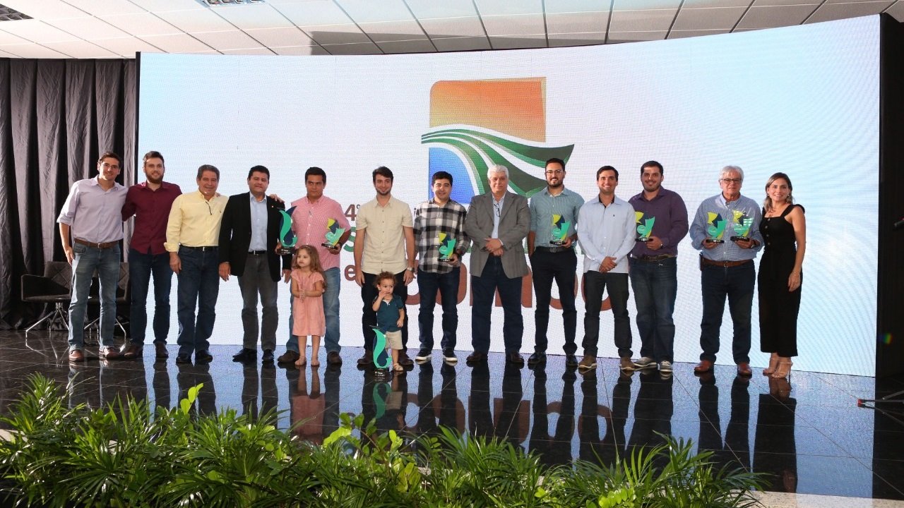 Jovens produtores rurais são premiados pelo Sistema Famato Jovens produtores rurais são premiados pelo Sistema Famato