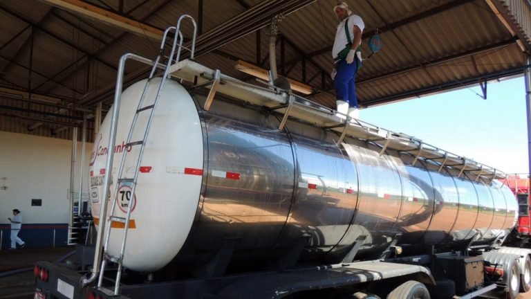 Derrubada de barreira tarifária contra leite em pó importado assusta produtores Derrubada de barreira tarifária contra leite em pó importado assusta produtores