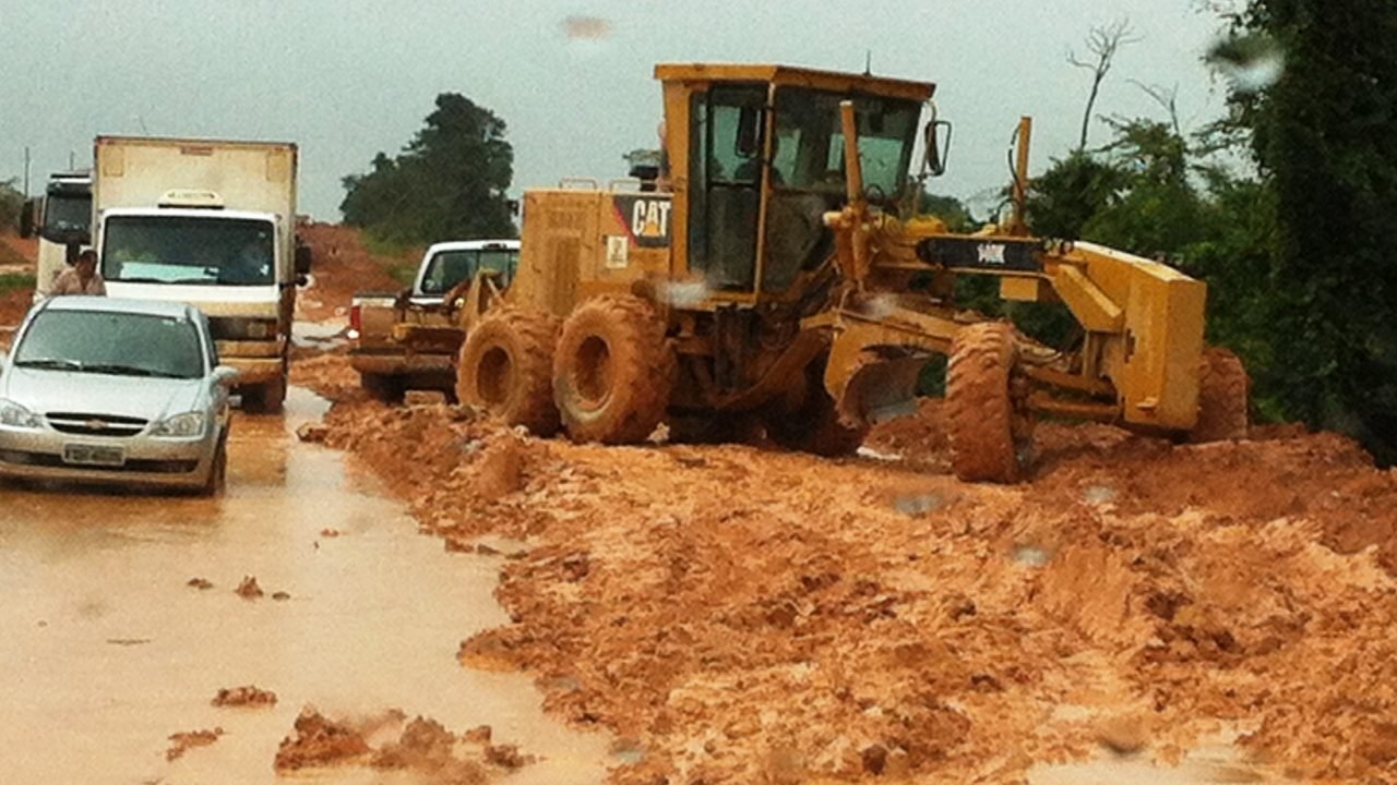 Tráfego de caminhões na BR-163 está liberado, diz ministro Tráfego de caminhões na BR-163 está liberado, diz ministro