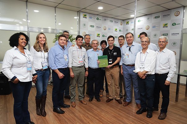 Livro comemora 25 anos da feira Livro comemora 25 anos da feira