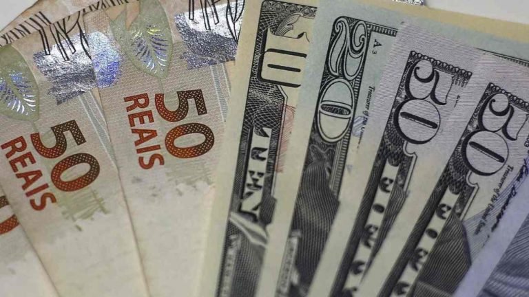 Dólar oscila, mas queda prevalece com avanço da pauta do governo na Câmara Dólar oscila, mas queda prevalece com avanço da pauta do governo na Câmara