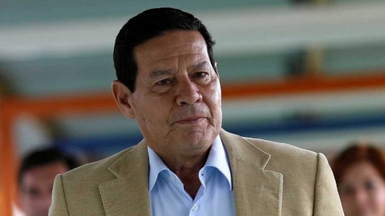 Mourão sugere cautela na avaliação sobre guerra comercial entre EUA e China Mourão sugere cautela na avaliação sobre guerra comercial entre EUA e China