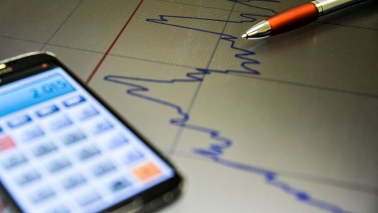 Mercado reduz estimativa de crescimento da economia para 0,81%, diz BC Mercado reduz estimativa de crescimento da economia para 0,81%, diz BC
