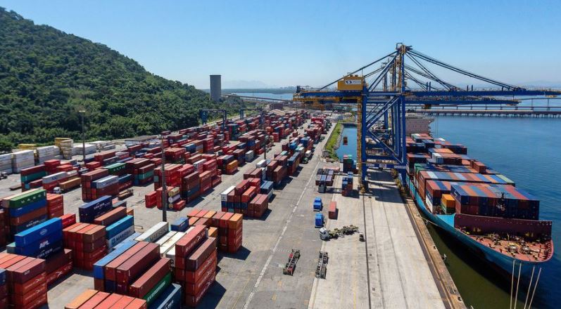 Segundo a agência, os portos organizados, terminais autorizados e arrendados movimentaram 591,9 milhões de toneladas no período