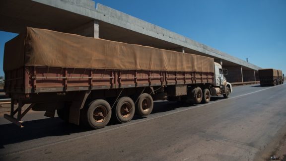 Por falta de diesel, transportadores de carga paralisam rodovias na Argentina