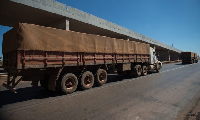 Os transportadores de carga da Argentina iniciaram na quarta-feira, 22, uma greve por tempo indeterminado