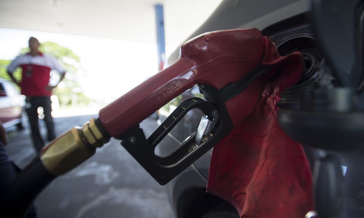 Bolsonaro afirmou ainda que o preço dos combustíveis pode diminuir se o barril do petróleo do tipo Brent no mercado internacional continuar caindo